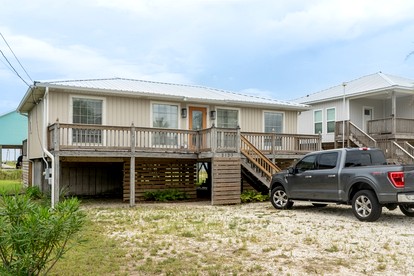 Beachfront Cottage with Gorgeous Sights in Dauphin Island, Alabama - glamping.directory