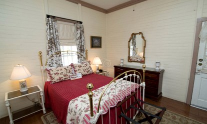 Romantic Cottage for Two by the Mississippi River in Vacherie, Louisiana - Vacherie, Louisiana - glamping.directory