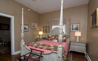 Romantic Cottage for Two by the Mississippi River in Vacherie, Louisiana - Vacherie, Louisiana - glamping.directory