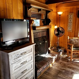 Honeymoon Cabin with Fireplace, near Boulder Bay Park, California for a Romantic Glamping Retreat - Big Bear Lake, California - glamping.directory