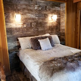 Honeymoon Cabin with Fireplace, near Boulder Bay Park, California for a Romantic Glamping Retreat - Big Bear Lake, California - glamping.directory