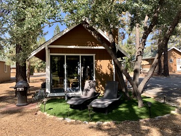 Honeymoon Cabin with Fireplace, near Boulder Bay Park, California for a Romantic Glamping Retreat - Big Bear Lake, California - glamping.directory