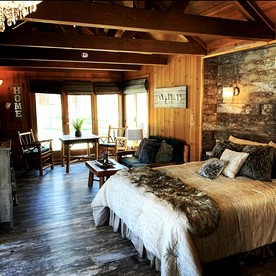 Honeymoon Cabin with Fireplace, near Boulder Bay Park, California for a Romantic Glamping Retreat - Big Bear Lake, California - glamping.directory