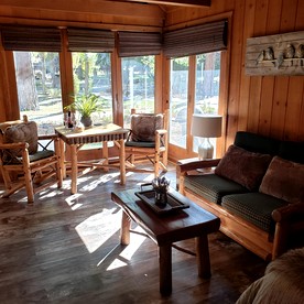 Honeymoon Cabin with Fireplace, near Boulder Bay Park, California for a Romantic Glamping Retreat - Big Bear Lake, California - glamping.directory