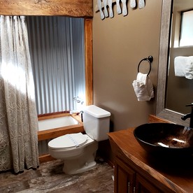 Honeymoon Cabin with Fireplace, near Boulder Bay Park, California for a Romantic Glamping Retreat - Big Bear Lake, California - glamping.directory