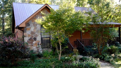 Peaceful and Secluded Lake Getaway in Guntersville, Alabama - glamping.directory