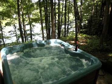 Beautiful Cabin with Hot Tub Surrounded by Trees in Confluence, Pennsylvania - Confluence, Pennsylvania - glamping.directory