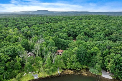 Lakefront Villa with Hot-tub Placed in a Privileged Area in East Stroudsburg, Pennsylvania - East Stroudsburg, Pennsylvania - glamping.directory