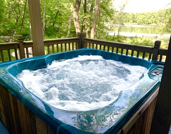 Lakefront Villa with Hot-tub Placed in a Privileged Area in East Stroudsburg, Pennsylvania - East Stroudsburg, Pennsylvania - glamping.directory