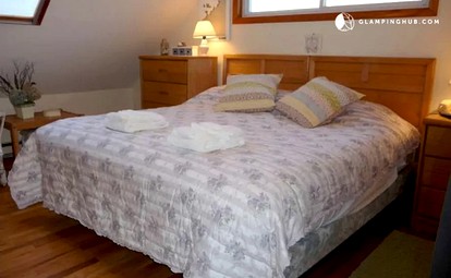 Pet-Friendly Serene Martha’s Vineyard Cottage with Skylights in Edgartown, Massachusetts - Edgartown, Massachusetts - glamping.directory