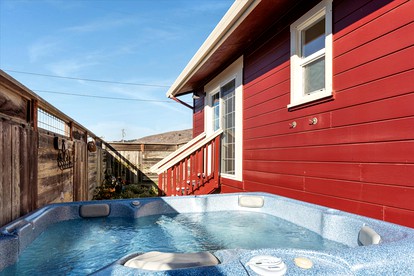 Rustic Beach Rental with Jacuzzi in Bodega Bay, Perfect for a Romantic Weekend Getaway - Bodega Bay, California - glamping.directory