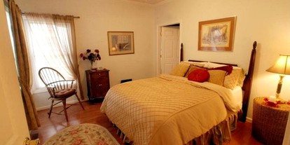 Cozy Bed and Breakfast Suite with Views of the Pilot Knob in Berea, Kentucky - glamping.directory