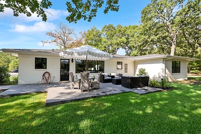 Luxurious Cottage with Lovely Outdoor Living Area in Texas - College Station, Texas - glamping.directory
