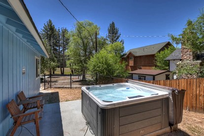 Your Romantic Getaway: Cozy Cabin with Hot Tub in Big Bear - Big Bear Lake, California - glamping.directory