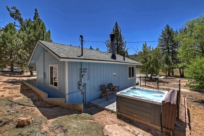 Your Romantic Getaway: Cozy Cabin with Hot Tub in Big Bear - Big Bear Lake, California - glamping.directory