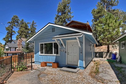 Your Romantic Getaway: Cozy Cabin with Hot Tub in Big Bear - glamping.directory