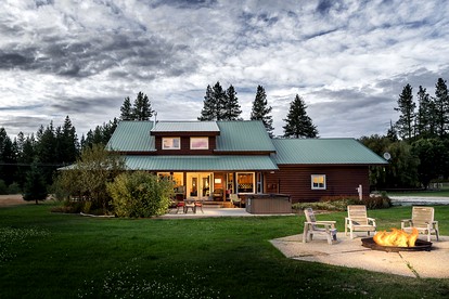 Exceptional Pet-Friendly Cabin with Panoramic Mountain Views Ideal for Star-Gazing from the Outdoor Hot-Tub by Lake Chelan, Washington - Leavenworth, Washington - glamping.directory
