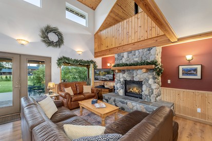 Exceptional Pet-Friendly Cabin with Panoramic Mountain Views Ideal for Star-Gazing from the Outdoor Hot-Tub by Lake Chelan, Washington - Leavenworth, Washington - glamping.directory