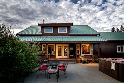 Exceptional Pet-Friendly Cabin with Panoramic Mountain Views Ideal for Star-Gazing from the Outdoor Hot-Tub by Lake Chelan, Washington - Leavenworth, Washington - glamping.directory