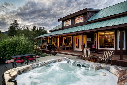Exceptional Pet-Friendly Cabin with Panoramic Mountain Views Ideal for Star-Gazing from the Outdoor Hot-Tub by Lake Chelan, Washington - glamping.directory