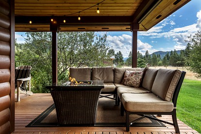 Exceptional Pet-Friendly Cabin with Panoramic Mountain Views Ideal for Star-Gazing from the Outdoor Hot-Tub by Lake Chelan, Washington - Leavenworth, Washington - glamping.directory