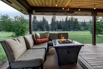 Exceptional Pet-Friendly Cabin with Panoramic Mountain Views Ideal for Star-Gazing from the Outdoor Hot-Tub by Lake Chelan, Washington - Leavenworth, Washington - glamping.directory