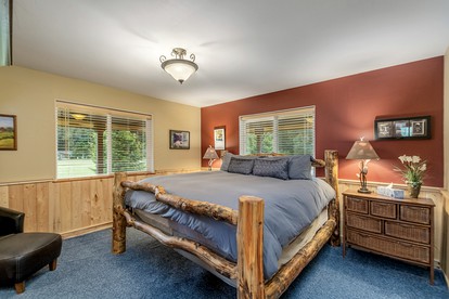 Exceptional Pet-Friendly Cabin with Panoramic Mountain Views Ideal for Star-Gazing from the Outdoor Hot-Tub by Lake Chelan, Washington - Leavenworth, Washington - glamping.directory