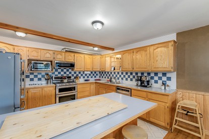 Exceptional Pet-Friendly Cabin with Panoramic Mountain Views Ideal for Star-Gazing from the Outdoor Hot-Tub by Lake Chelan, Washington - Leavenworth, Washington - glamping.directory