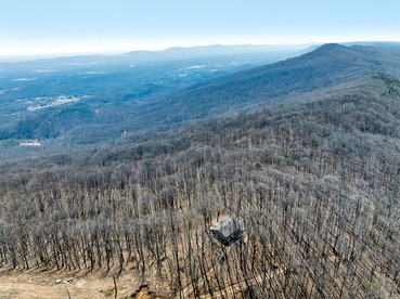 Beautiful Cabin with Spectacular Views for an Unforgettable Getaway in Nature near Rising Fawn, Georgia - Rising Fawn, Georgia - glamping.directory
