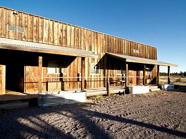 Cozy Western-Themed Log Getaway on Route 66 in Williams, Arizona - Williams, Arizona - glamping.directory