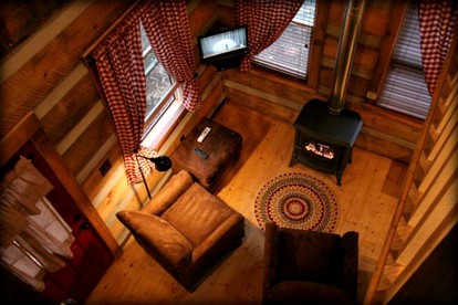 Beautiful Waterfront Cabin with Hot Tub near Winston-Salem, North Carolina - Elkin, North Carolina - glamping.directory