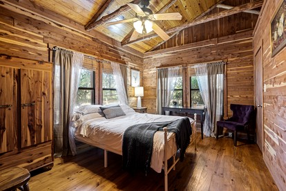 Tranquil Peaceful Cabin with Stunning Lake Views in La Grange, Texas - La Grange, Texas - glamping.directory