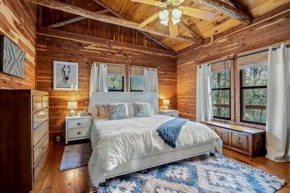 Tranquil Peaceful Cabin with Stunning Lake Views in La Grange, Texas - La Grange, Texas - glamping.directory