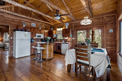 Tranquil Peaceful Cabin with Stunning Lake Views in La Grange, Texas - La Grange, Texas - glamping.directory