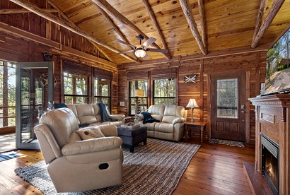Tranquil Peaceful Cabin with Stunning Lake Views in La Grange, Texas - La Grange, Texas - glamping.directory