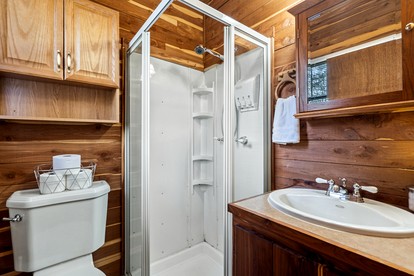 Tranquil Peaceful Cabin with Stunning Lake Views in La Grange, Texas - La Grange, Texas - glamping.directory