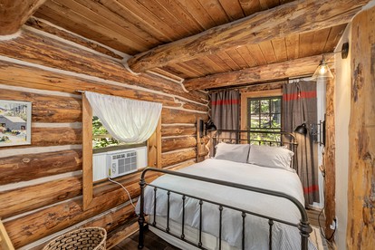 Pet-Friendly Cabin Rental in Leavenworth, WA - Leavenworth, Washington - glamping.directory