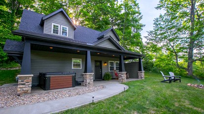 Sweet Private Cabin with Jacuzzi and Fire Pit in Ohio - Sugarcreek, Ohio - glamping.directory