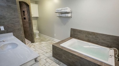 Sweet Private Cabin with Jacuzzi and Fire Pit in Ohio - Sugarcreek, Ohio - glamping.directory