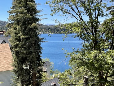 Quaint and Rustic Cabin Rental with Views of Lake Arrowhead, Perfect for California Glamping - Lake Arrowhead, California - glamping.directory