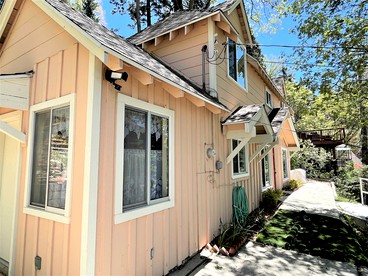 Quaint and Rustic Cabin Rental with Views of Lake Arrowhead, Perfect for California Glamping - Lake Arrowhead, California - glamping.directory