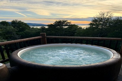 Tranquil Cabin with Hot-Tub and Breathtaking Sunset Views in Maine - Greenville, Maine - glamping.directory