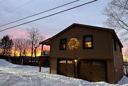 Tranquil Cabin with Hot-Tub and Breathtaking Sunset Views in Maine - Greenville, Maine - glamping.directory
