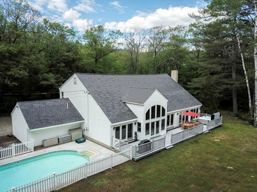Spacious Riverfront Villa with Swimming Pool and Game Room in Bartlett, New Hampshire - Bartlett, New Hampshire - glamping.directory