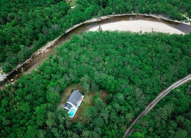 Spacious Riverfront Villa with Swimming Pool and Game Room in Bartlett, New Hampshire - Bartlett, New Hampshire - glamping.directory