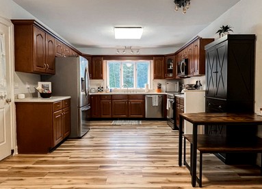 Spacious Riverfront Villa with Swimming Pool and Game Room in Bartlett, New Hampshire - Bartlett, New Hampshire - glamping.directory