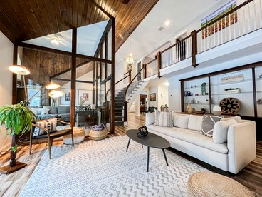 Spacious Riverfront Villa with Swimming Pool and Game Room in Bartlett, New Hampshire - Bartlett, New Hampshire - glamping.directory