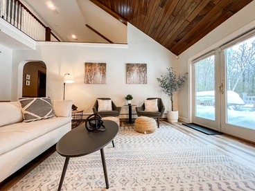 Spacious Riverfront Villa with Swimming Pool and Game Room in Bartlett, New Hampshire - Bartlett, New Hampshire - glamping.directory