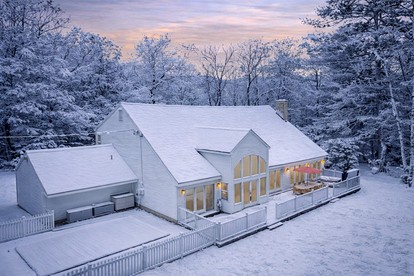 Spacious Riverfront Villa with Swimming Pool and Game Room in Bartlett, New Hampshire - Bartlett, New Hampshire - glamping.directory