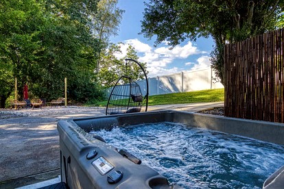 Spacious Smoky Mountain Cabin with RV Parking, Hot Tub & Game Room near Soaky Mountain Water Park in Sevierville, TN - Sevierville, Tennessee - glamping.directory